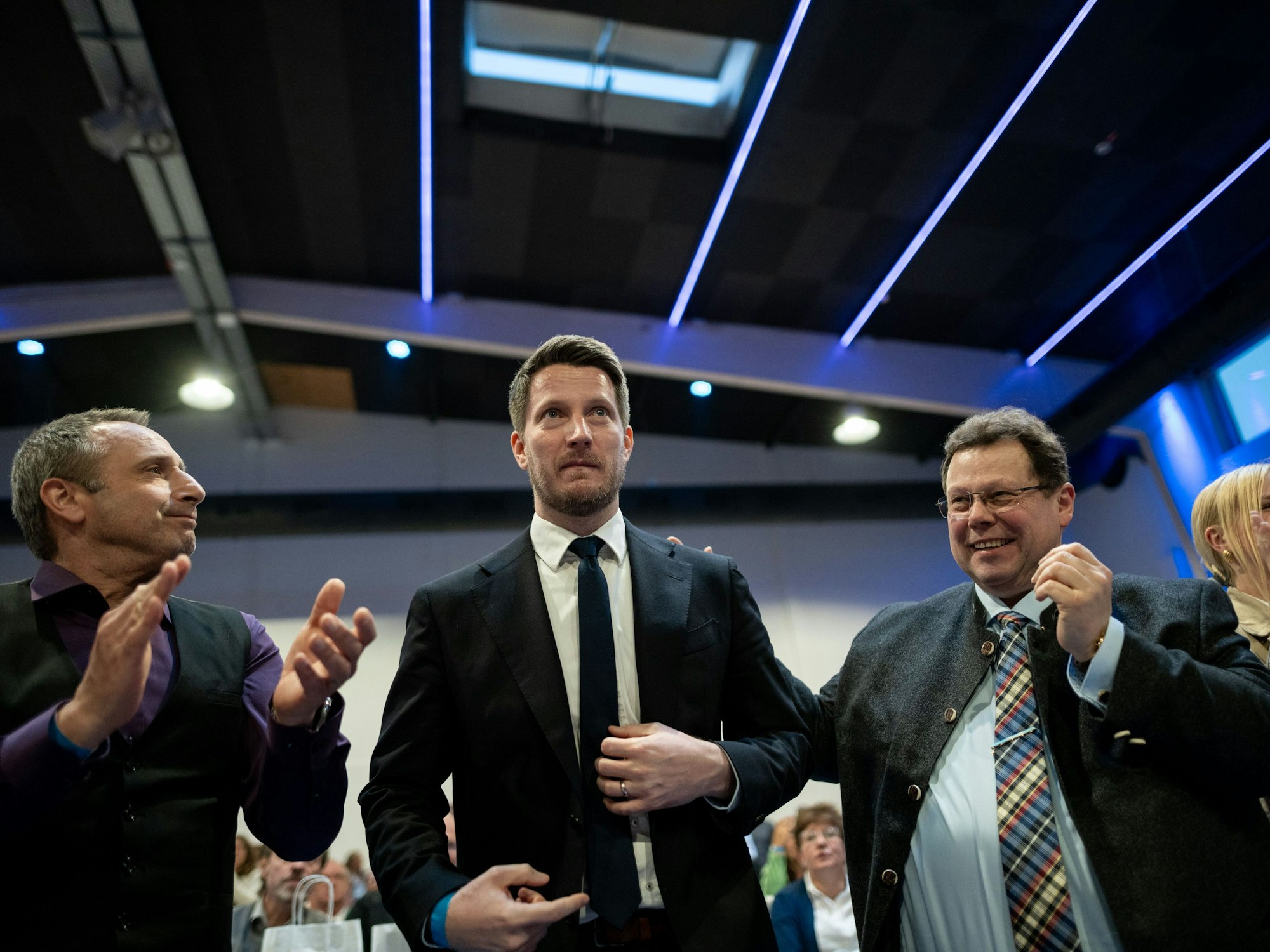 Martin Vincentz (M), Landessprecher der AfD Nordrhein-Westfalen, wird für die gewonnene Wiederwahl bejubelt.