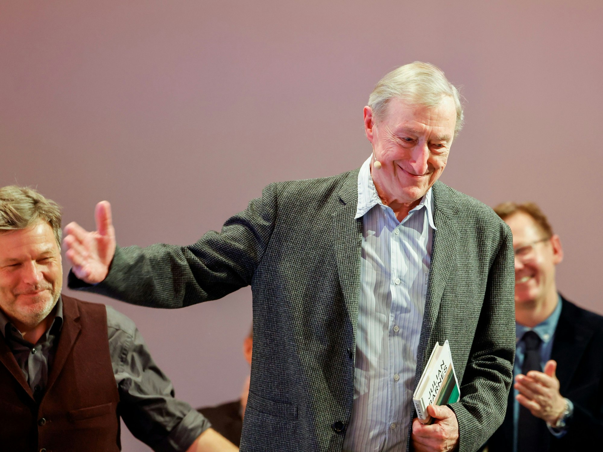 Der britische Schriftsteller Julian Barnes in der Flora.