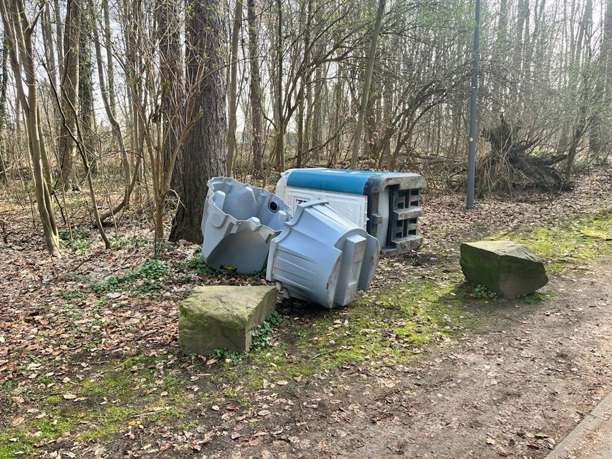 Umgeworfene Toilettenhäuschen im Kölner Stadtwald.