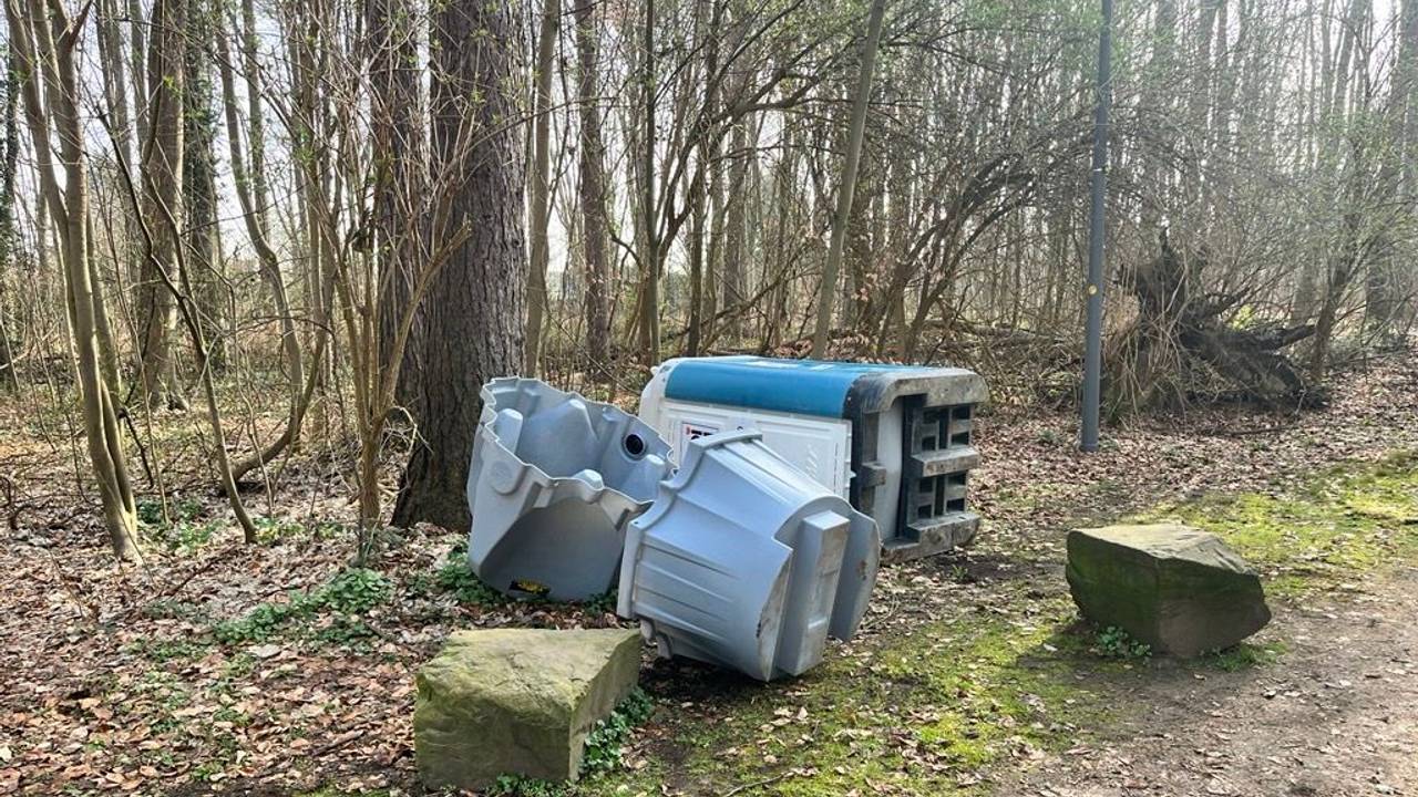 Umgeworfene Toilettenhäuschen im Kölner Stadtwald.
