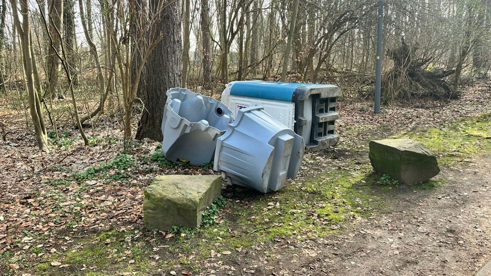 Mehrere umgekippte Toilettenhäuschen liegen rund um das Rhein-Energie-Stadion.
