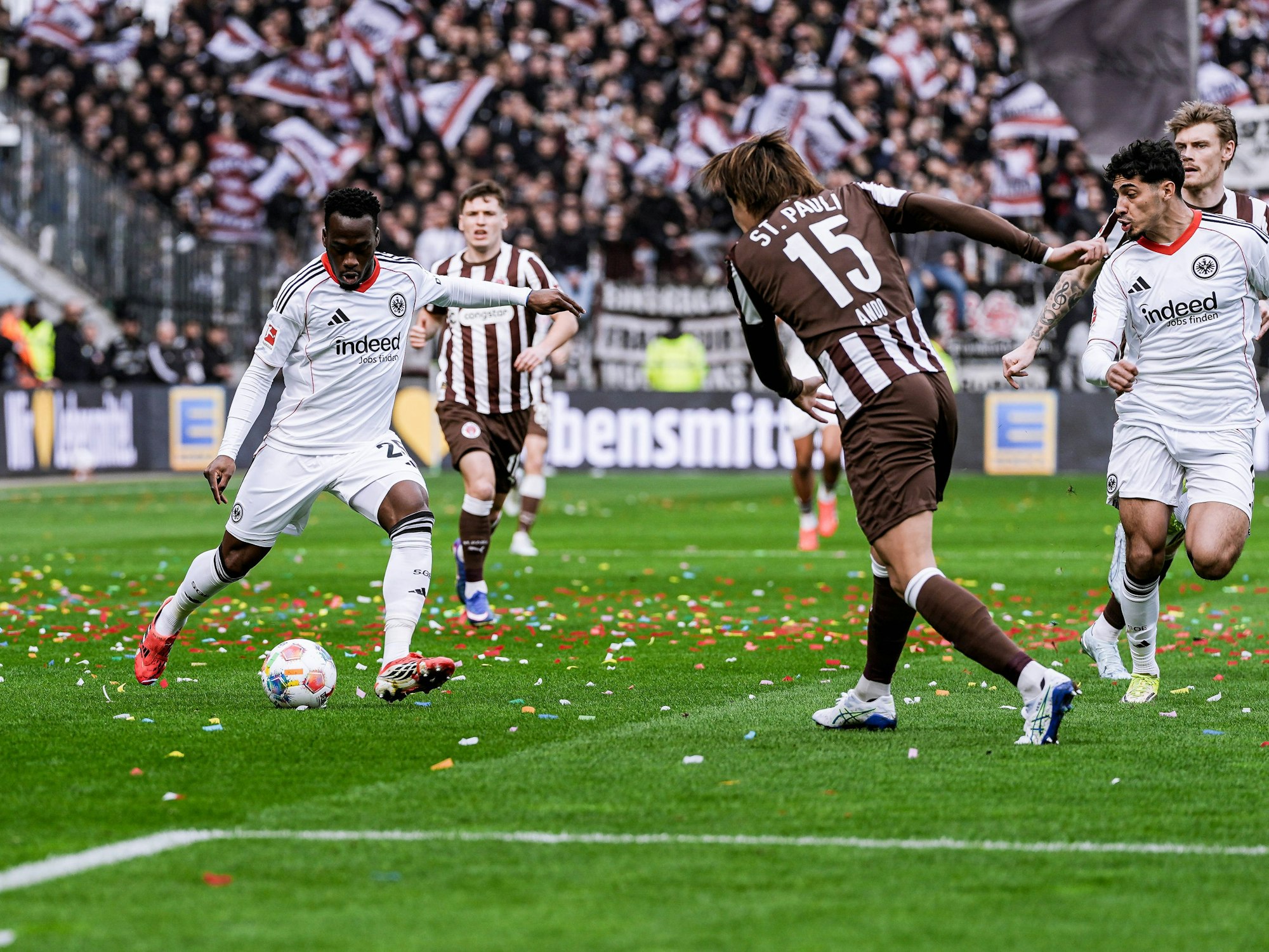 Arnaud Kalimuendo beim Schussversuch.