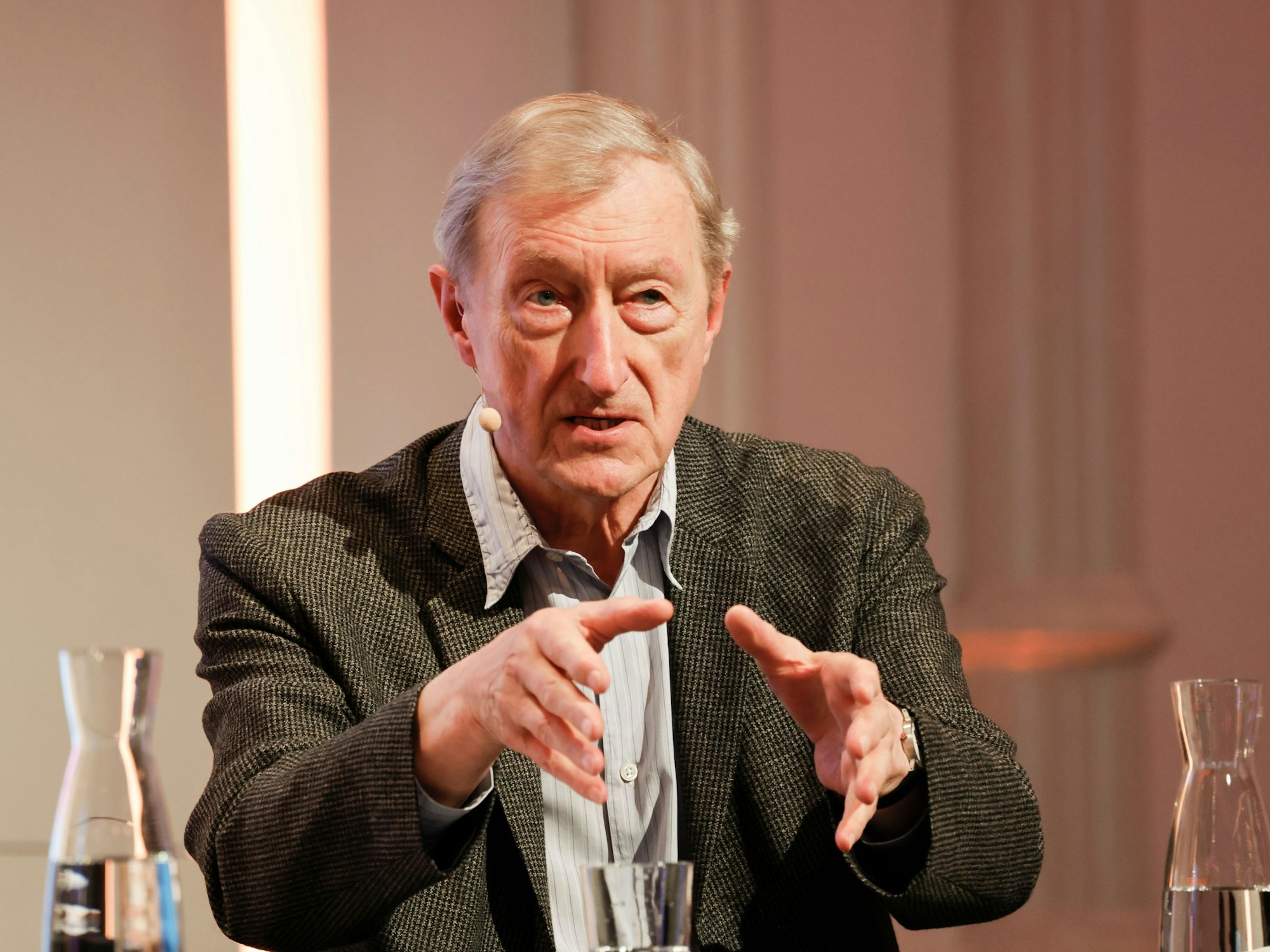 Julian Barnes sitzt bei der lit.Cologne auf der Bühne.