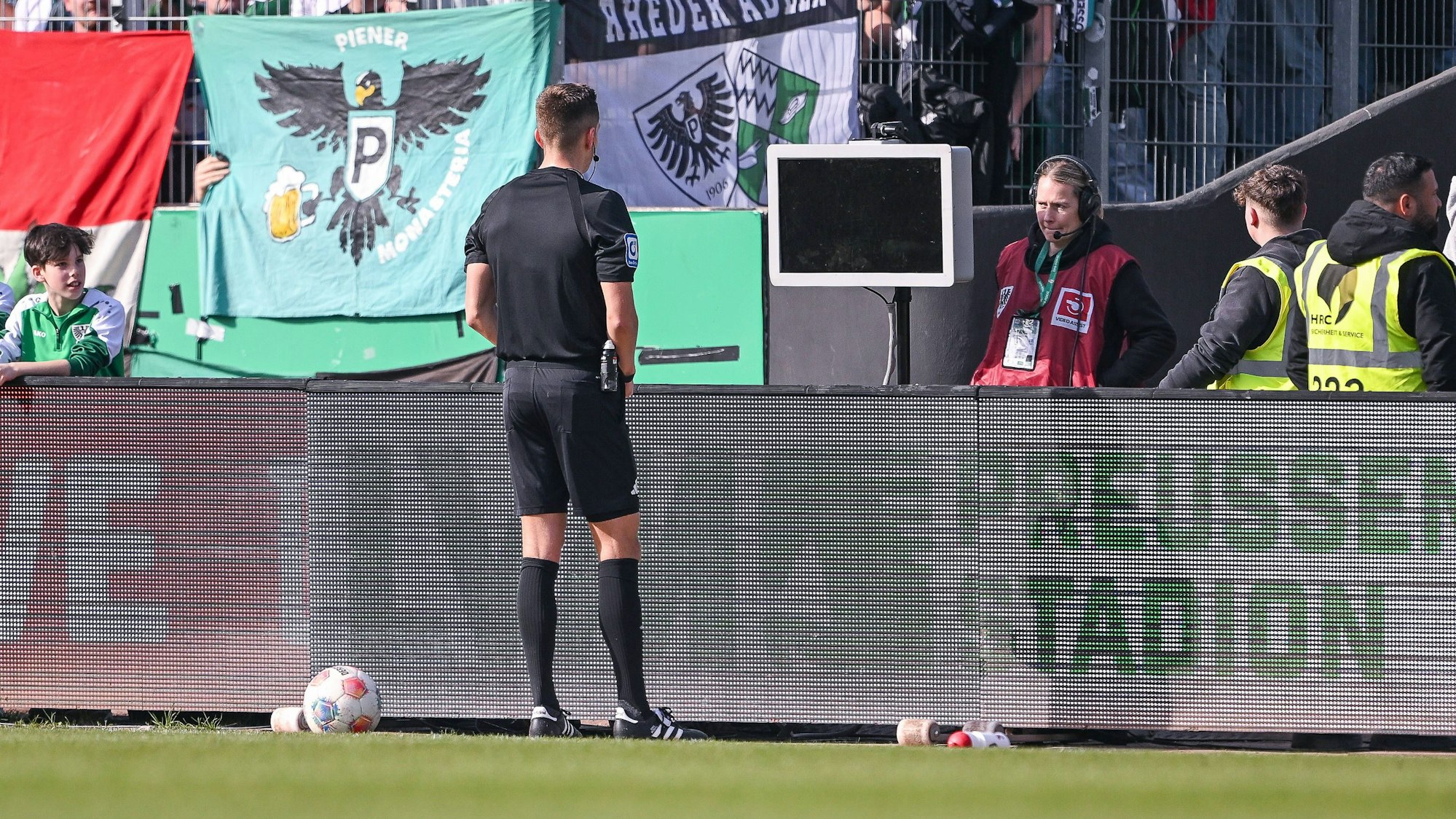 Schiedsrichter Felix Bickel konnte nicht auf den Videobeweis zurückgreifen.