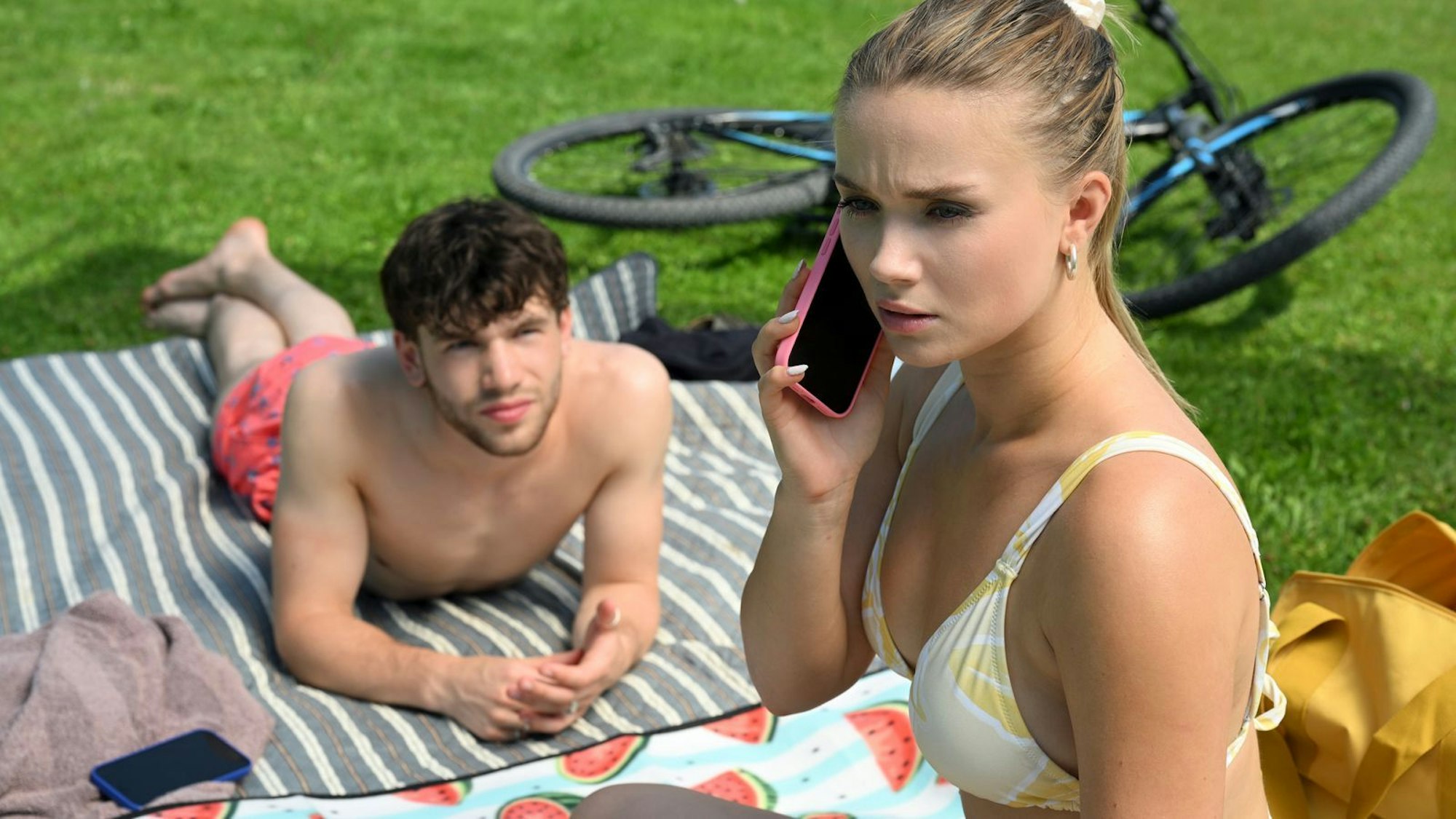 Zwei Folgen lang war Lily Engel (Julia Willecke) im Urlaub - jetzt muss sie ihn wegen Heidrun Niedermayers Unfall abbrechen. (Bild: ZDF/Barbara Bauriedl)