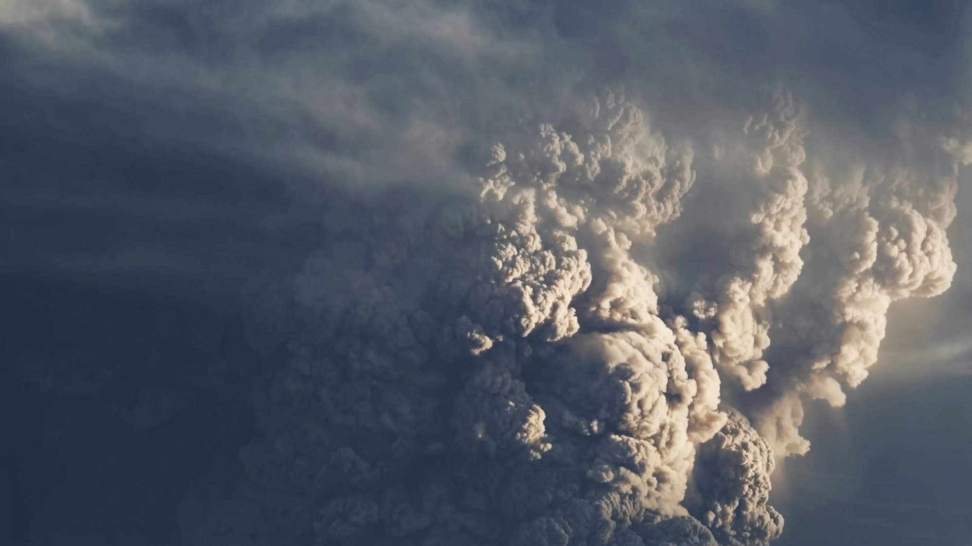 Rauch und Aschewolken bei einem Ausbruch