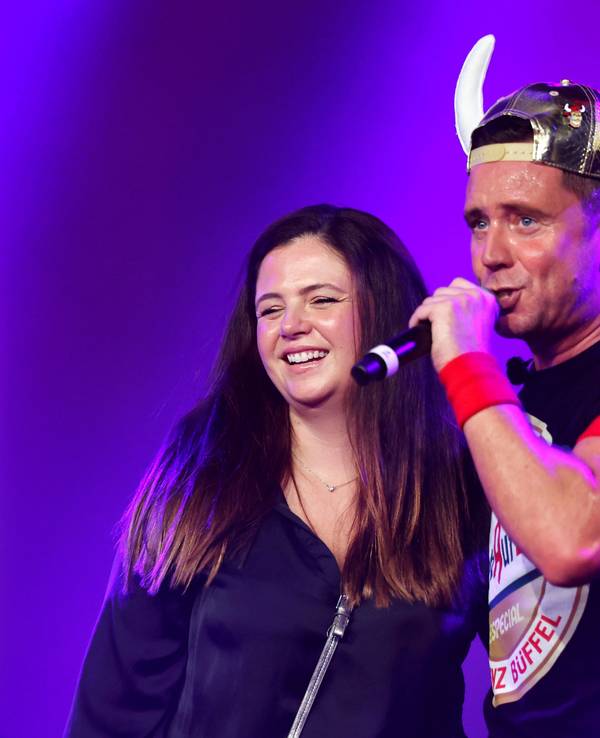Partyschlagersänger Lorenz Büffel und seine Frau Emily Gierten auf dem Partyschiff.