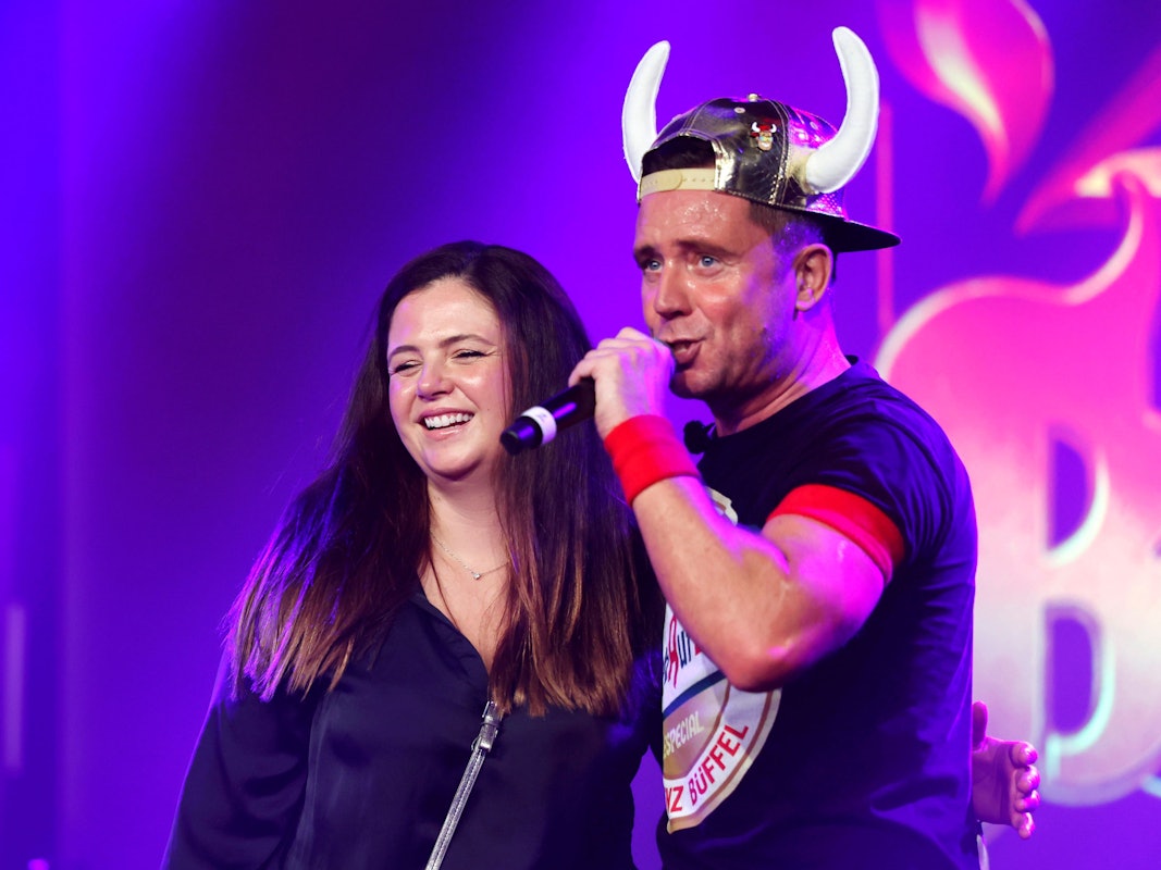 Partyschlagersänger Lorenz Büffel und seine Frau Emily Gierten auf dem Partyschiff.