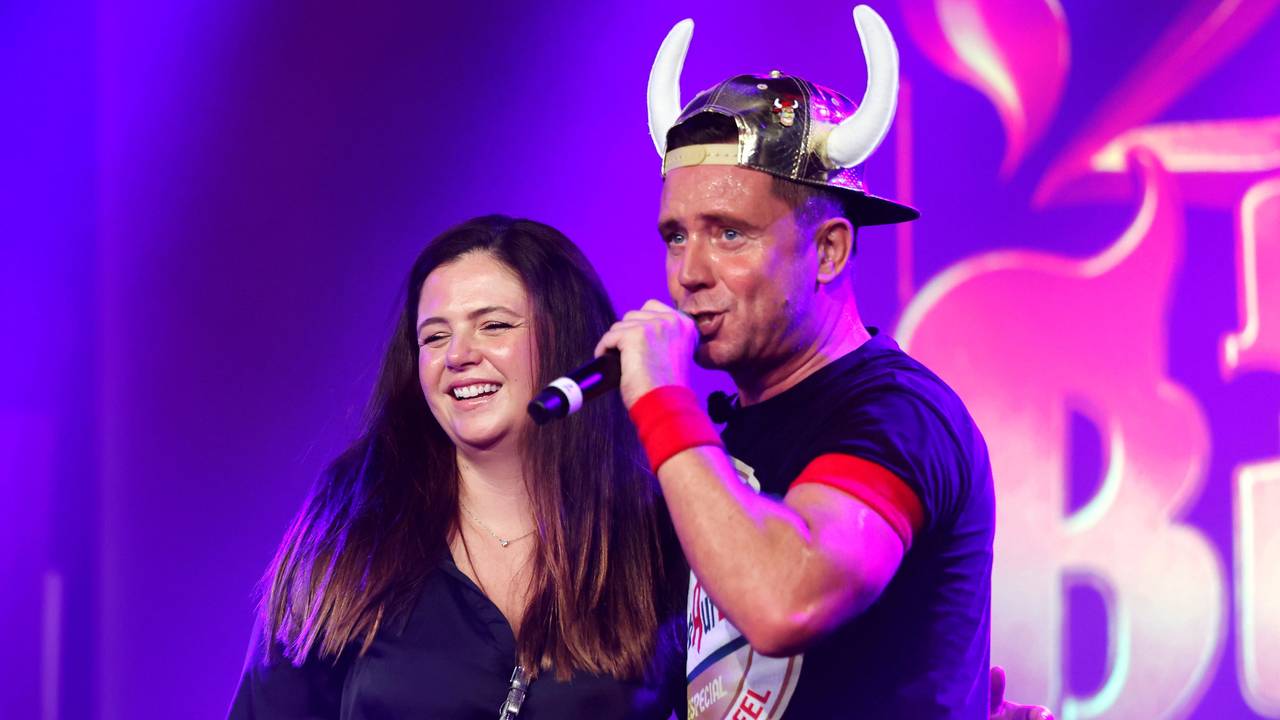Partyschlagersänger Lorenz Büffel und seine Frau Emily Gierten auf dem Partyschiff.