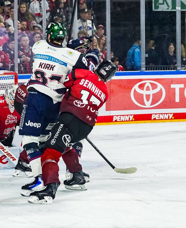 Liam Kirk und Jan Luca Sennhenn im Zweikampf vor dem Haie-Tor.