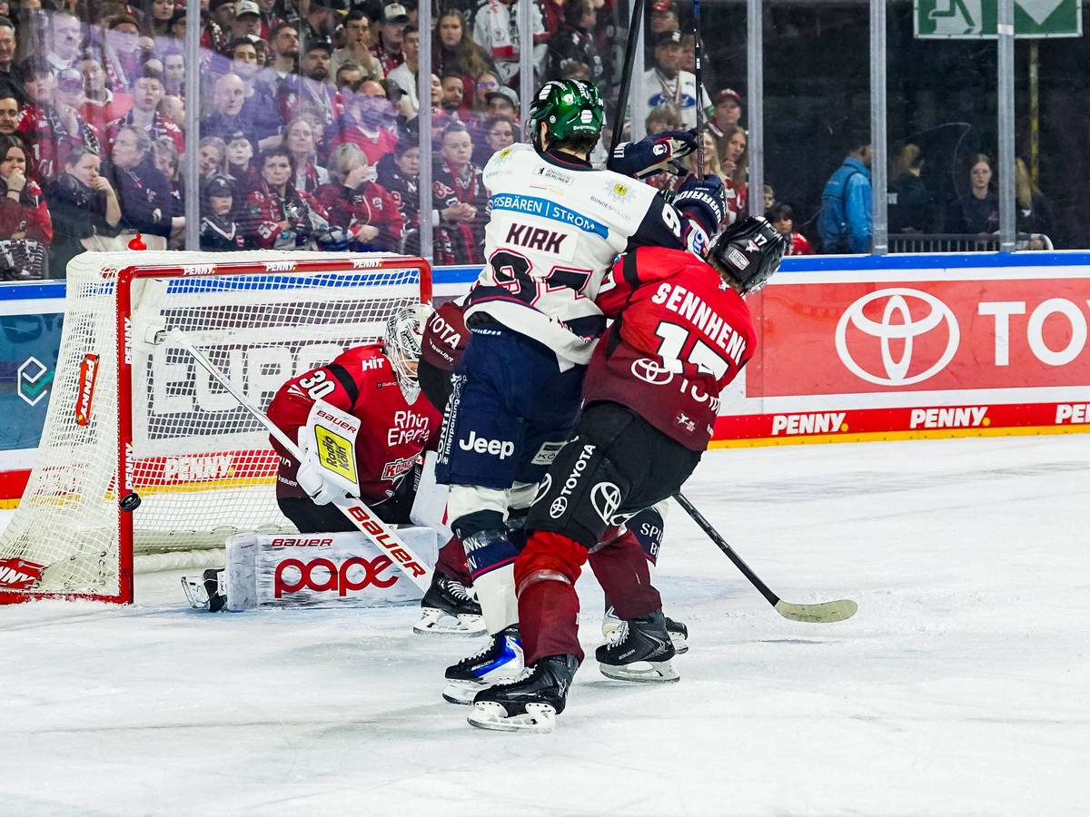 Liam Kirk und Jan Luca Sennhenn im Zweikampf vor dem Haie-Tor.