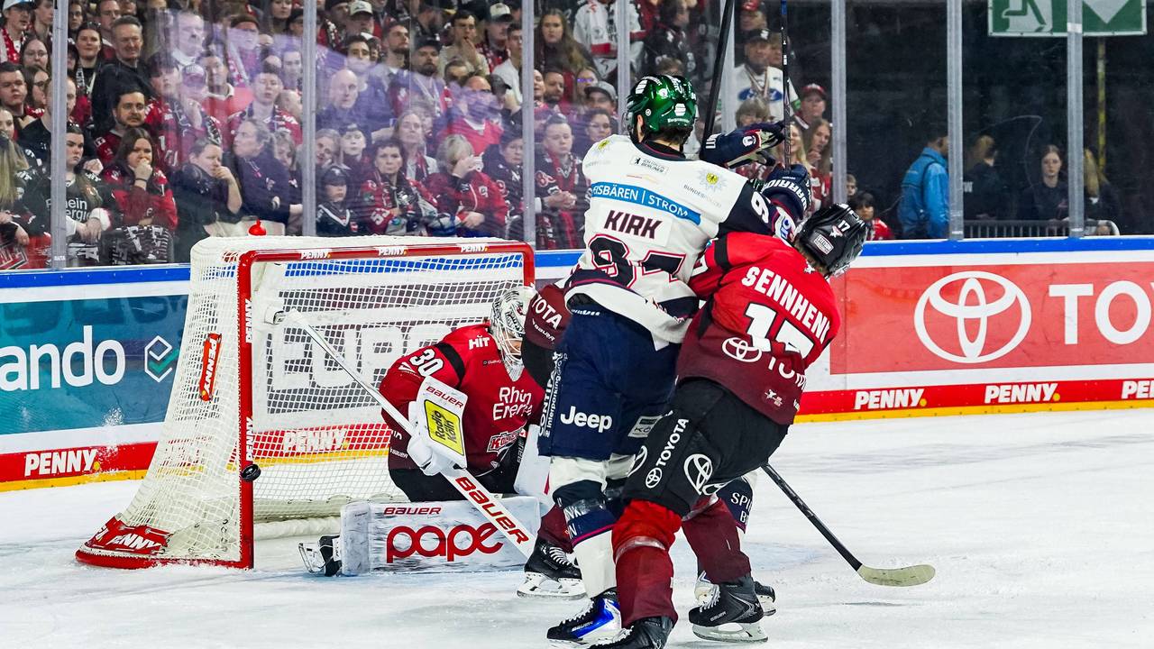 Liam Kirk und Jan Luca Sennhenn im Zweikampf vor dem Haie-Tor.
