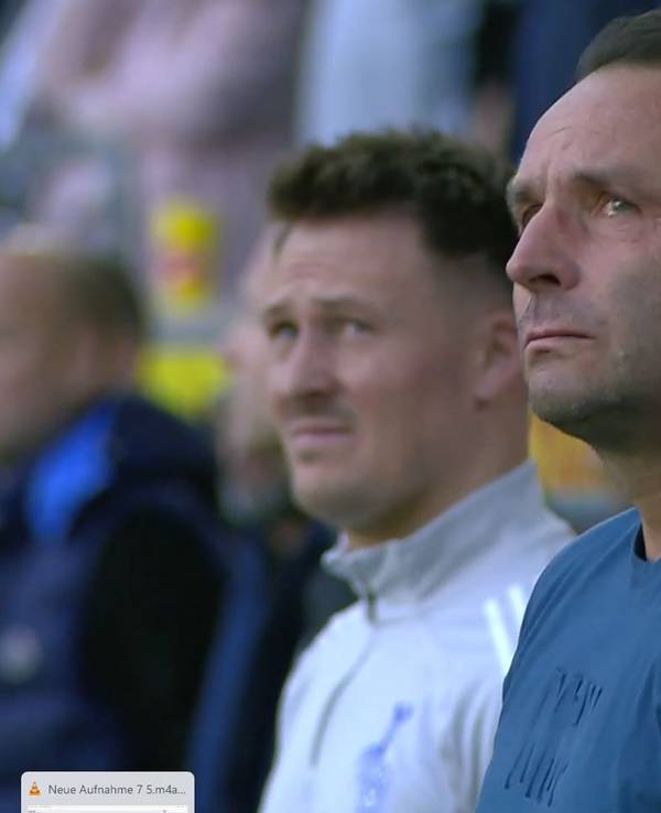 MSV-Trainer Dietmar Hirsch hat Tränen in den Augen.