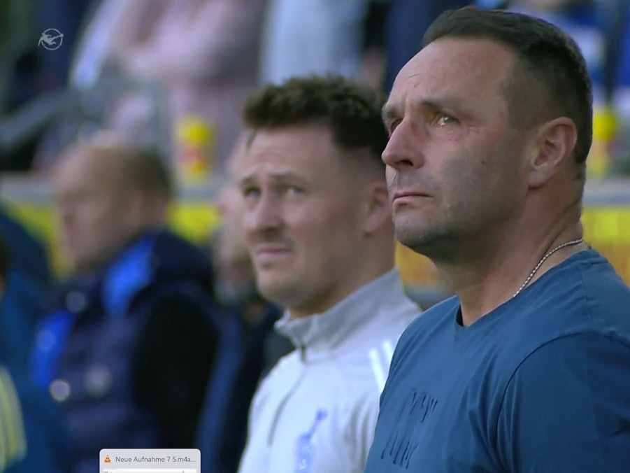 MSV-Trainer Dietmar Hirsch hat Tränen in den Augen.