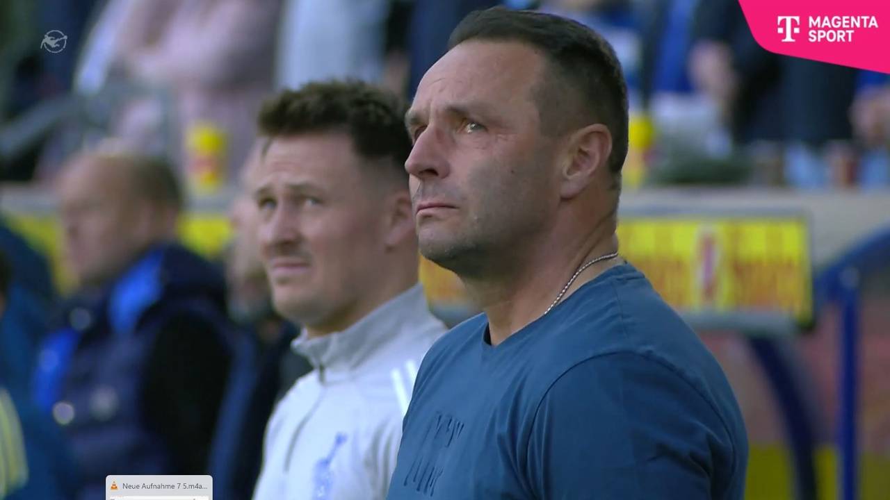MSV-Trainer Dietmar Hirsch hat Tränen in den Augen.