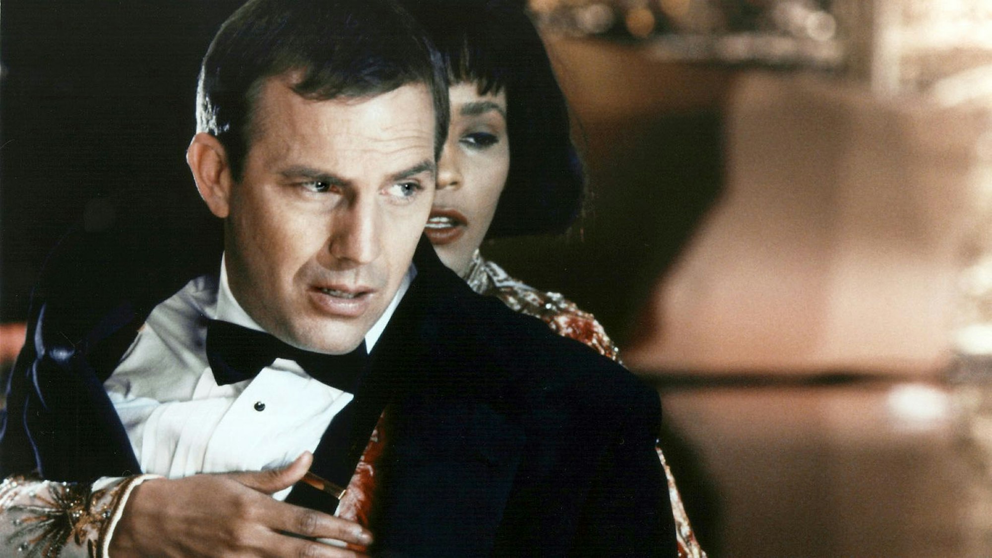 Wie gut, dass Rachels (Whitney Houston) Beschützer Frank (Kevin Costner) stets ein Auge auf sie wirft. (Bild: RTLZWEI)