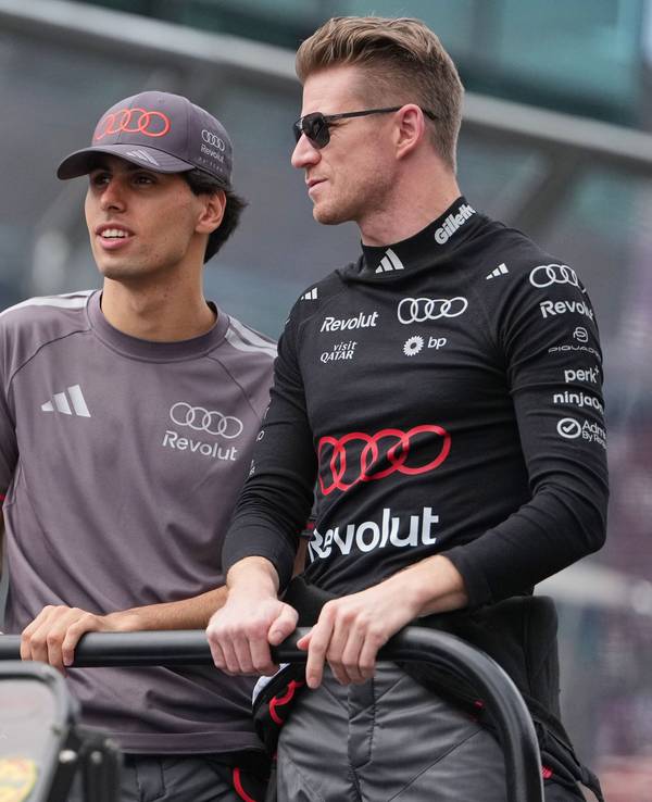 Audi-Pilot Nico Hülkenberg (r, Deutschland) und Teamkollege Gabriel Bortoleto (Brasilien) reagieren während der Fahrerparade.