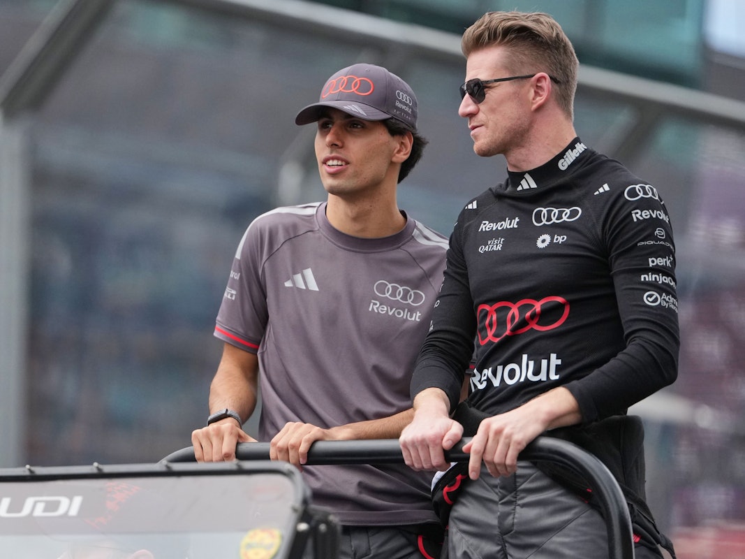 Audi-Pilot Nico Hülkenberg (r, Deutschland) und Teamkollege Gabriel Bortoleto (Brasilien) reagieren während der Fahrerparade.
