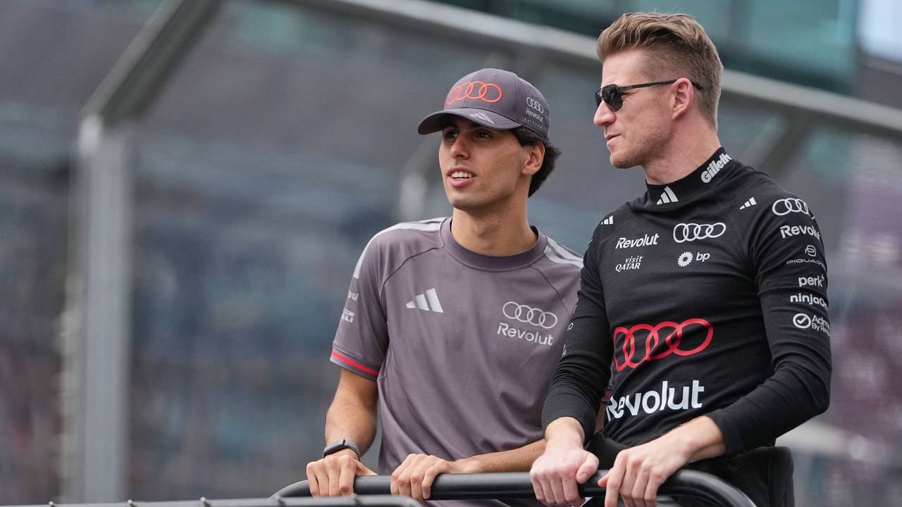 Audi-Pilot Nico Hülkenberg (r, Deutschland) und Teamkollege Gabriel Bortoleto (Brasilien) reagieren während der Fahrerparade.