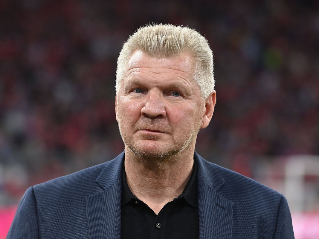 TV-Experte Stefan Effenberg steht an der Seitenlinie im Stadion.