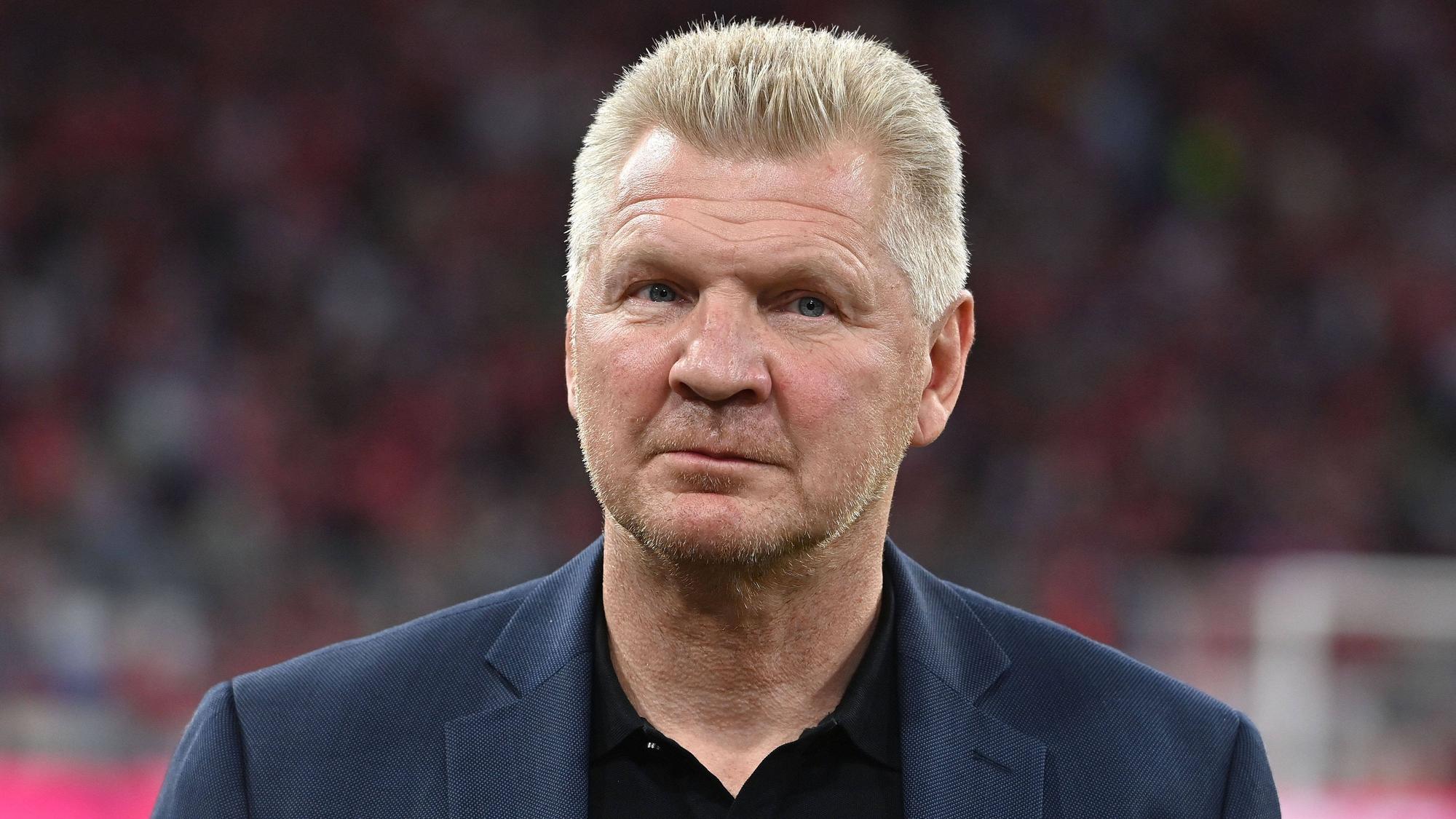 Stefan Effenberg steht im Stadion.