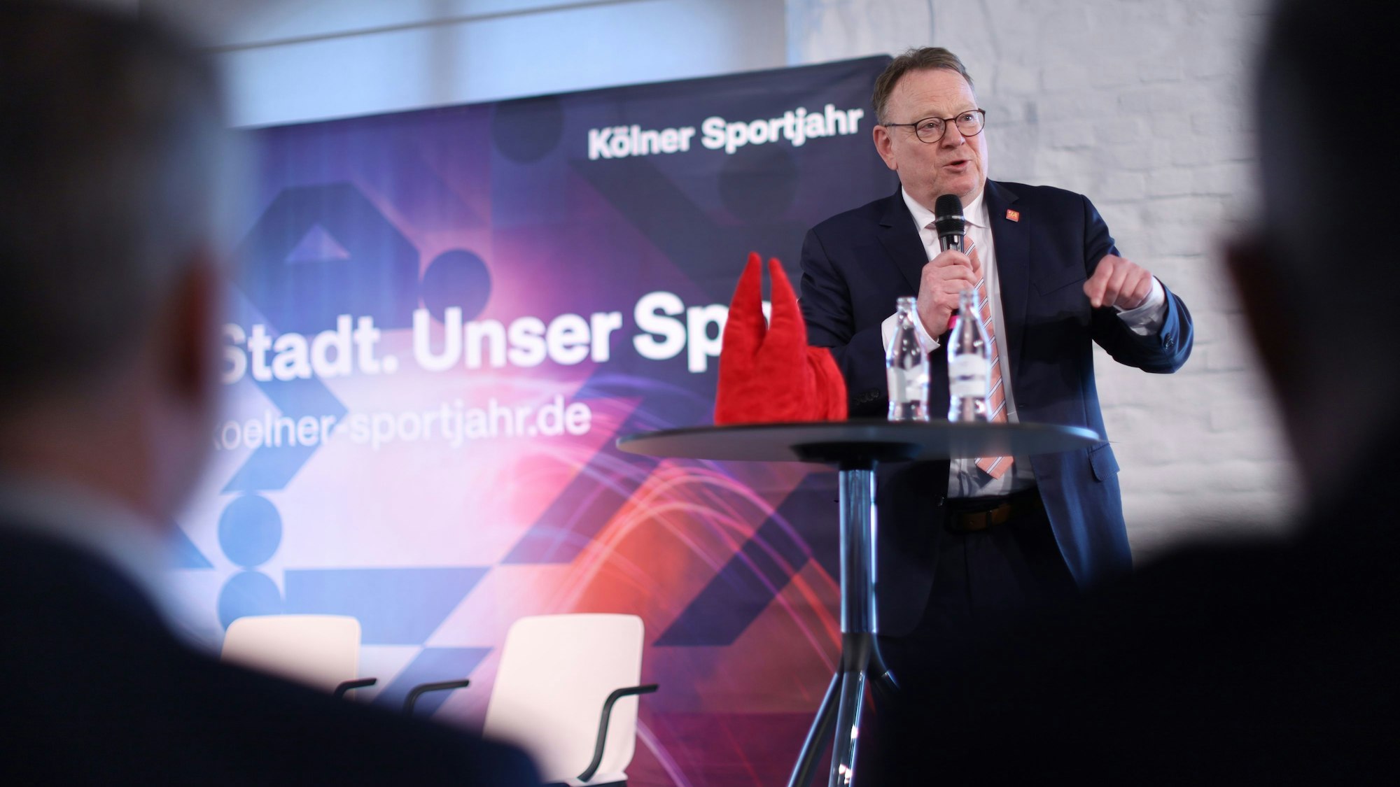 Oberbürgermeister Torsten Burmester bei der Präsentation des Kölner Sportjahrs.