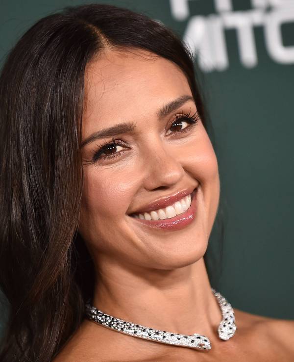 Jessica Alba lächelt.
