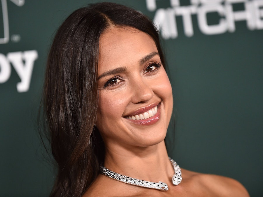 Jessica Alba lächelt.