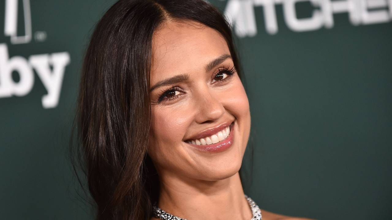 Jessica Alba lächelt.