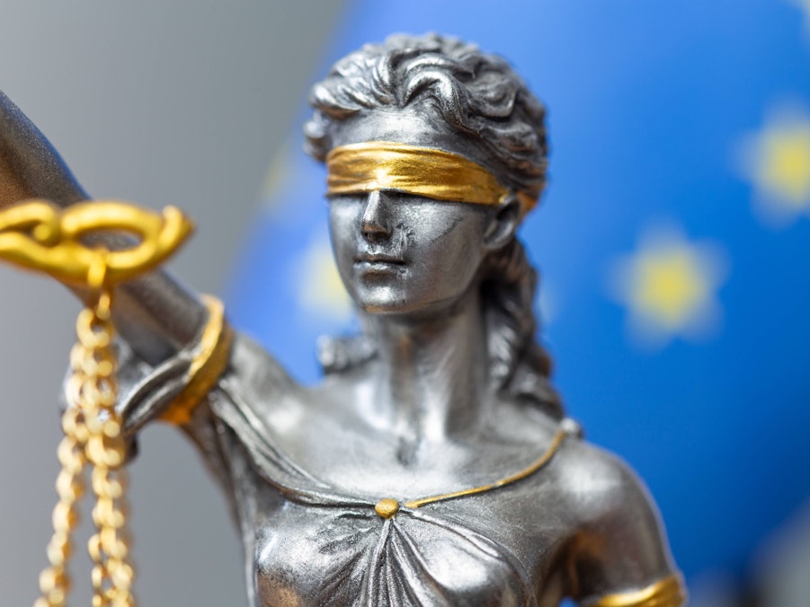 Justitia vor der Flagge der Europäischen Union