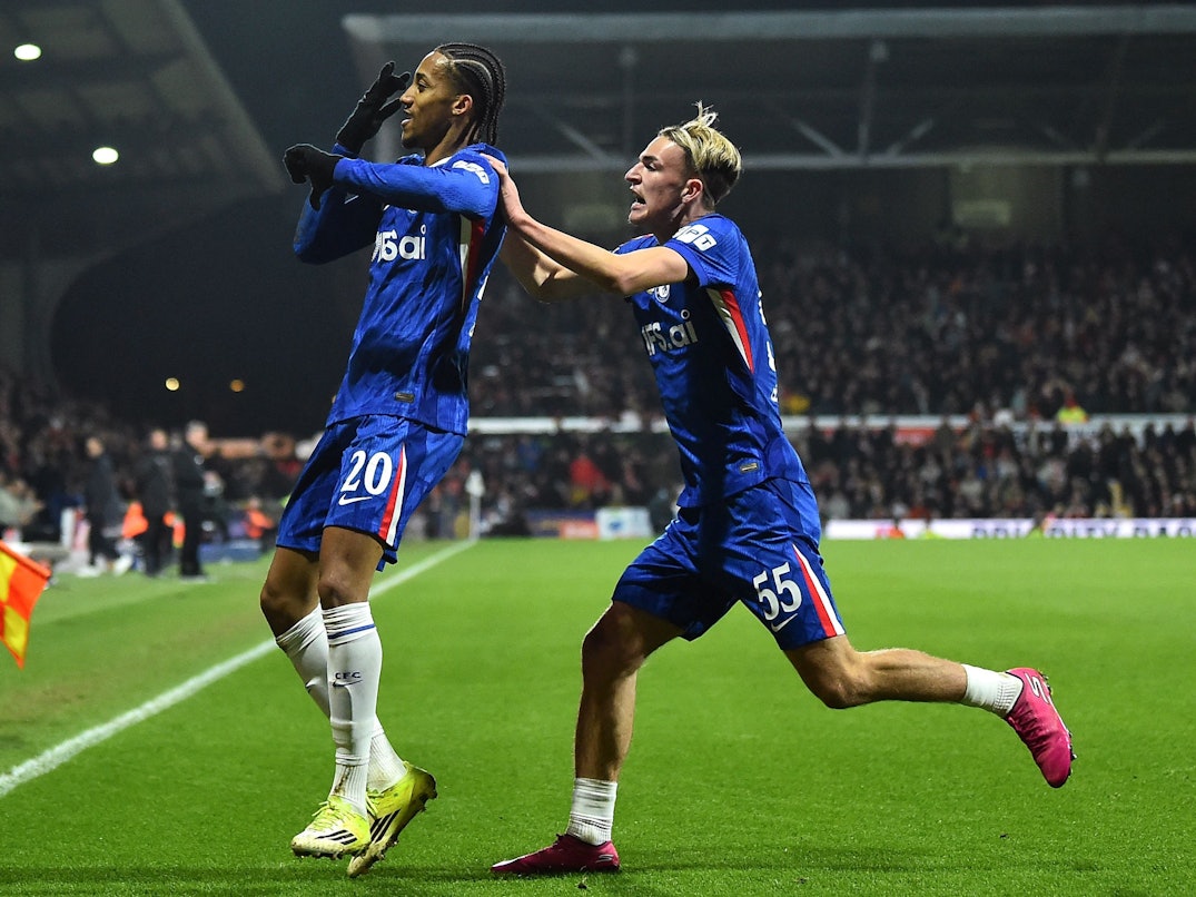 Chelsea-Stürmer Joao Pedro (l.) jubelt nach einem Tor. Mitspieler Jesse Derry freut sich mit ihm.