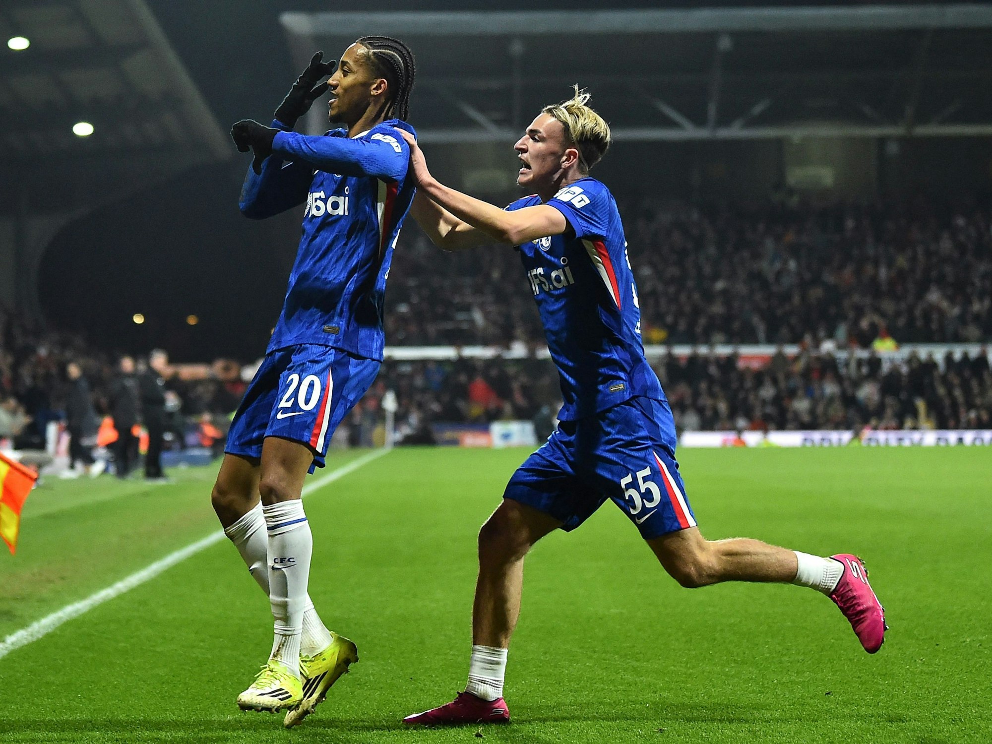 Chelsea-Stürmer Joao Pedro (l.) jubelt nach einem Tor. Mitspieler Jesse Derry freut sich mit ihm.