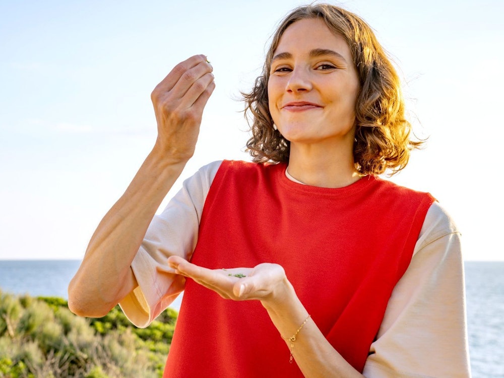 Seit ihrem 14. Lebensjahr ernährt sich Maya Leinenbach plant-based. Im Interview erzählt die 21-jährige Frau davon, wie es dazu kam. (Bild: SR/Story House Prod. GmbH/Duncan Kendall)