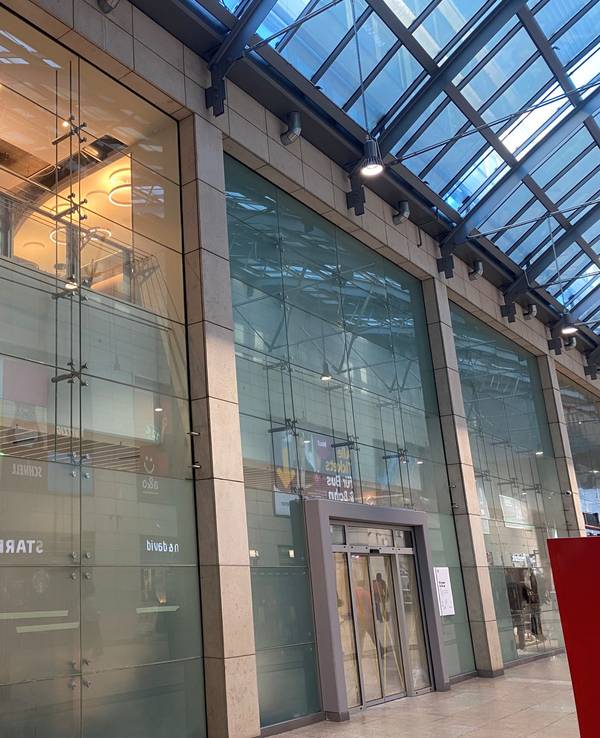Die Glasfront des Reisezentrums im Kölner Hauptbahnhof.