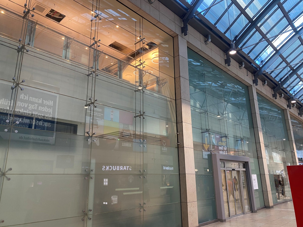 Die Glasfront des Reisezentrums im Kölner Hauptbahnhof.