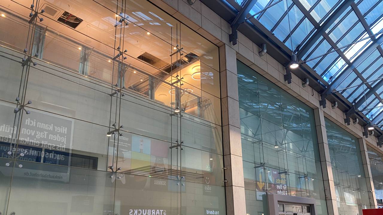 Die Glasfront des Reisezentrums im Kölner Hauptbahnhof.