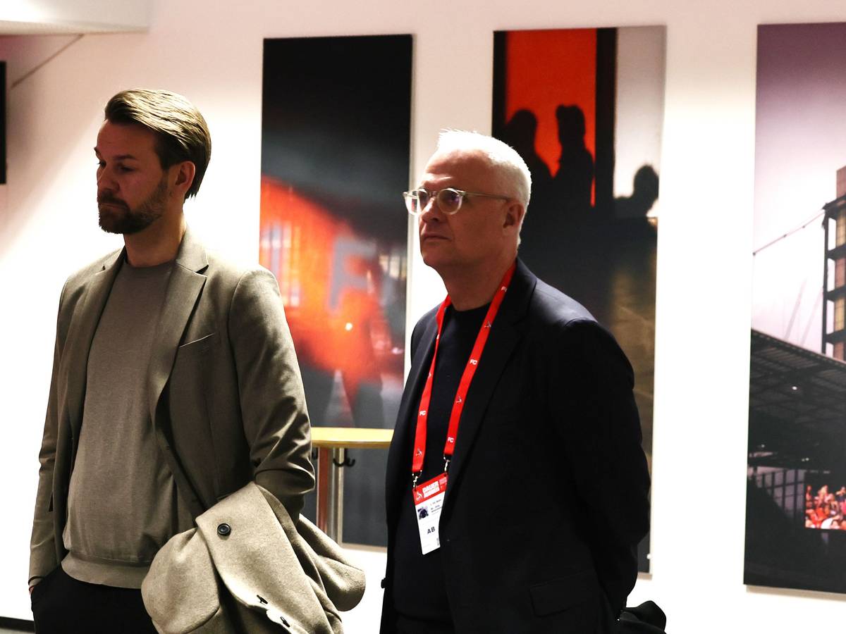 Thomas Kessler und Jörg Alvermann (1. FC Köln) stehen nach dem Spiel gegen Dortmund im Presseraum des Rhein-Energie-Stadions.