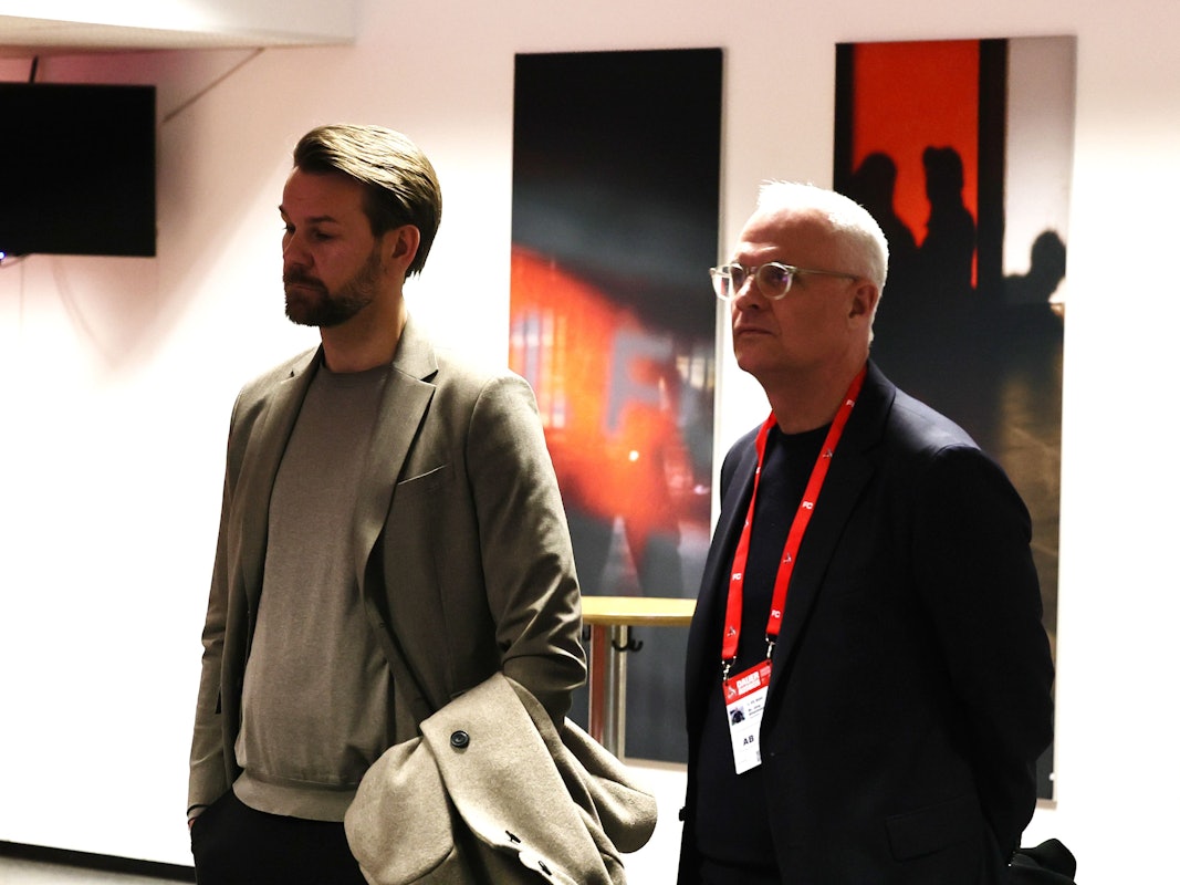 Thomas Kessler und Jörg Alvermann (1. FC Köln) stehen nach dem Spiel gegen Dortmund im Presseraum des Rhein-Energie-Stadions.
