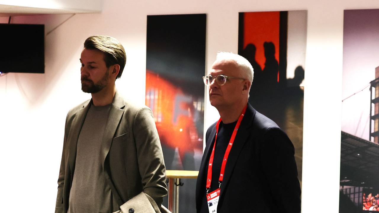 Thomas Kessler und Jörg Alvermann (1. FC Köln) stehen nach dem Spiel gegen Dortmund im Presseraum des Rhein-Energie-Stadions.