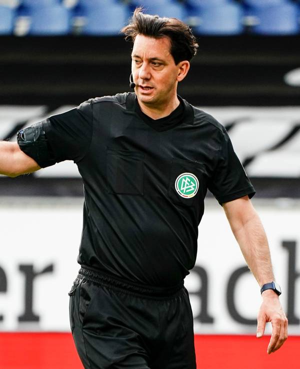 Manuel Gräfe gestikuliert während der Leitung eines Fußballspiels.
