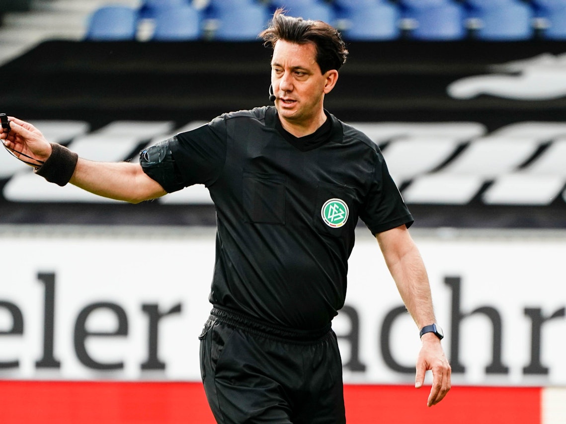 Manuel Gräfe gestikuliert während der Leitung eines Fußballspiels.