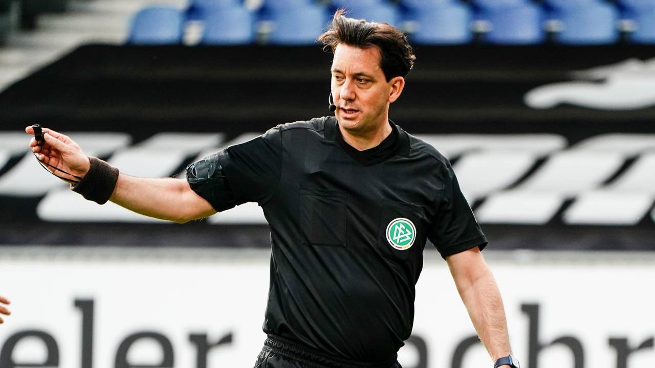 Manuel Gräfe gestikuliert während der Leitung eines Fußballspiels.