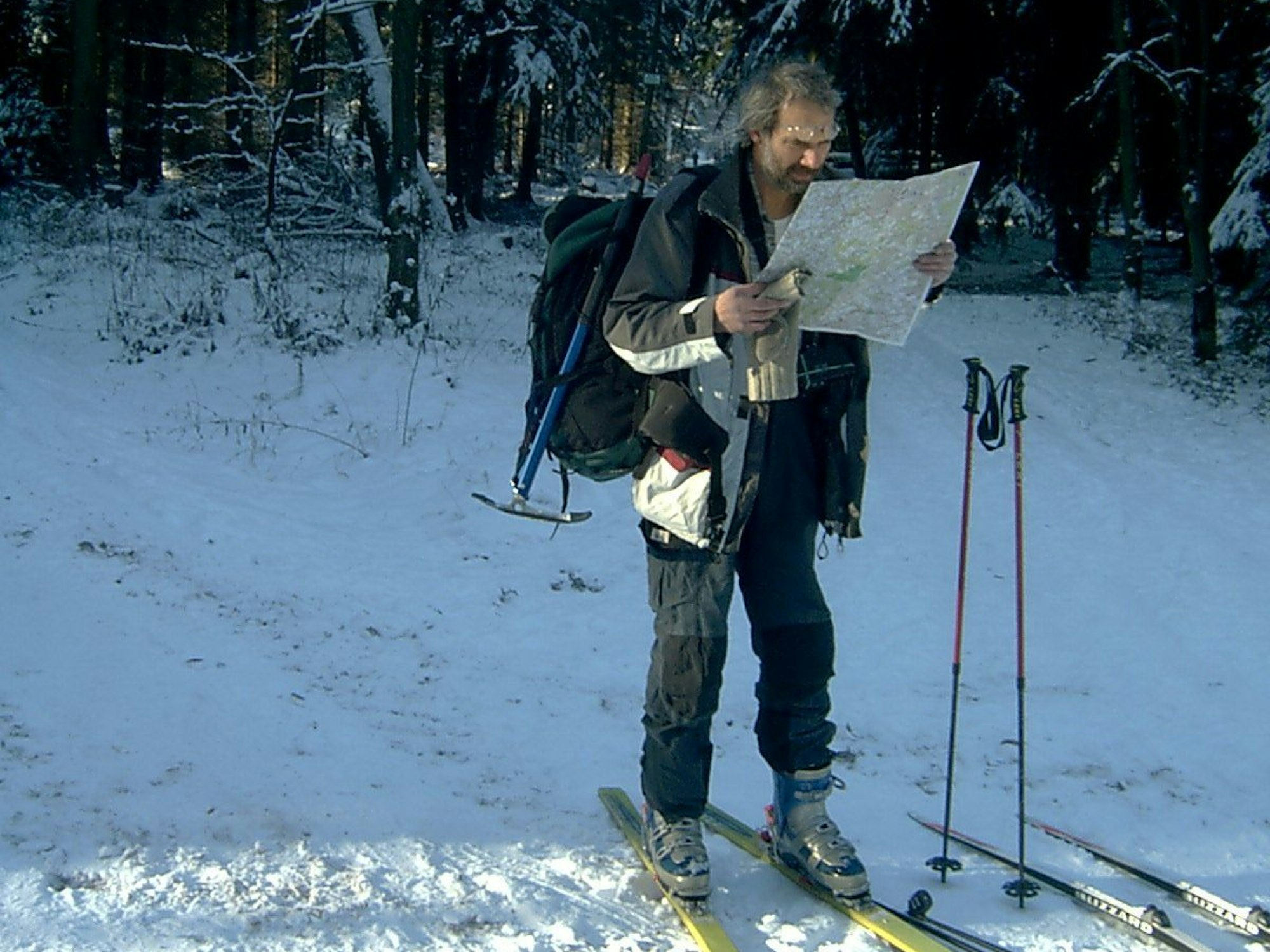 Reinhold Kruse steht auf Skiern.