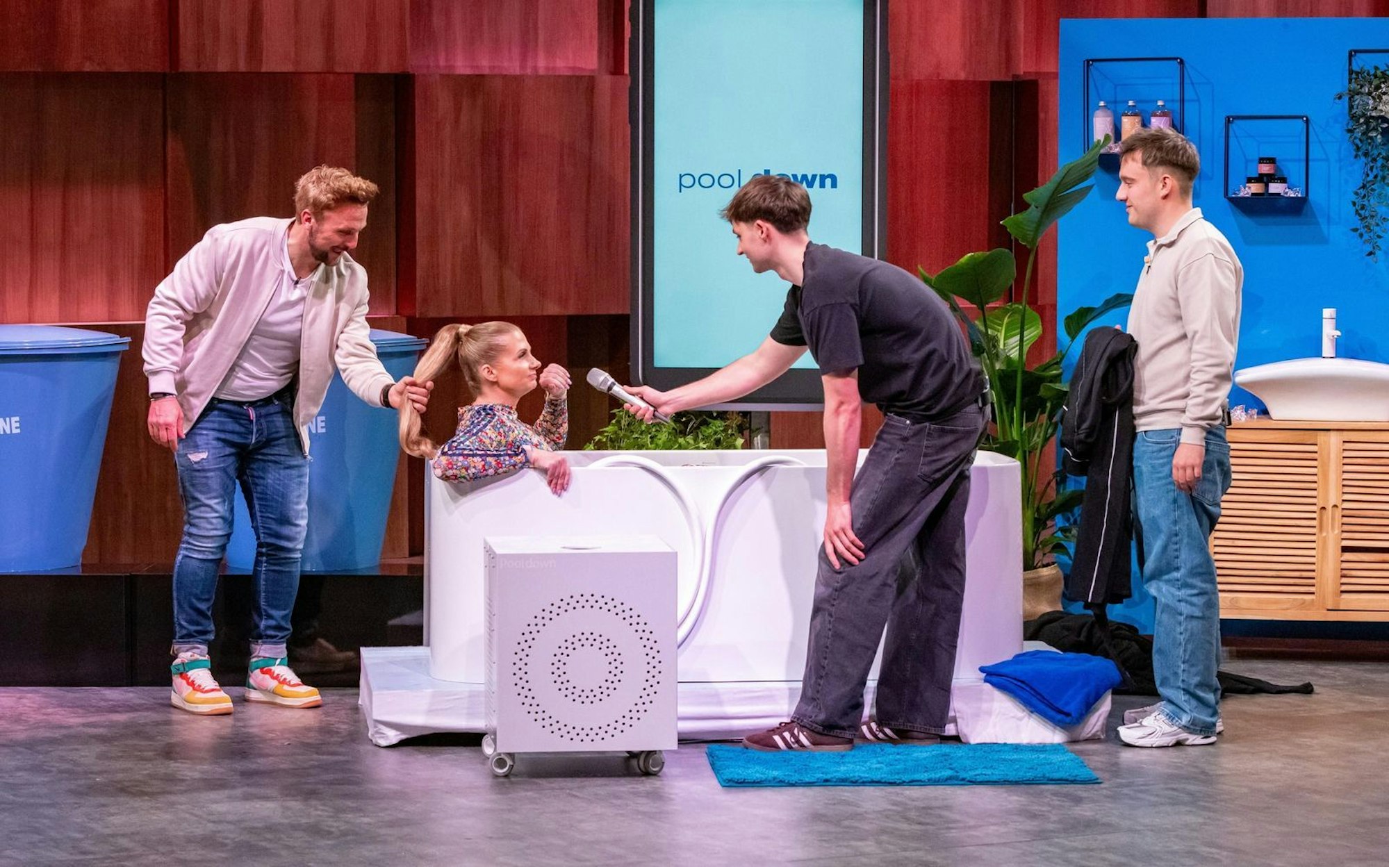 „Wenn ihr euch alle nicht traut, mach ich das“: Anne Lemcke, einst Mit-Gründerin von „Ankerkraut“, hat keine Angst, sich vor laufenden Kameras nass zu machen. Sie steigt im langen Blümchenkleid in die Eiswanne der „pool.down“-Gründer. (Bild: RTL / Bernd-Michael Maurer)