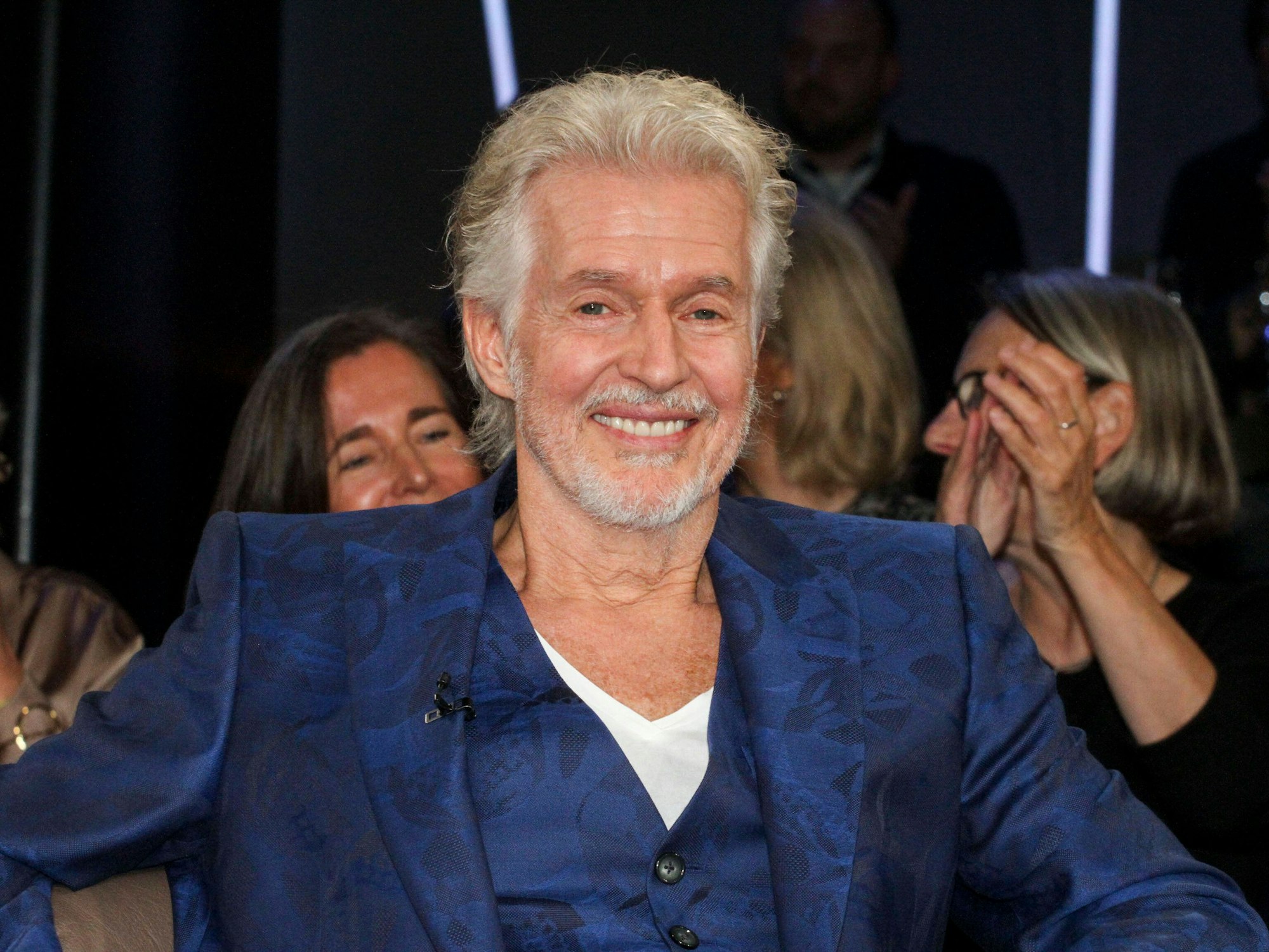 Frank Schätzing beim Auftritt in einer Talkshow.