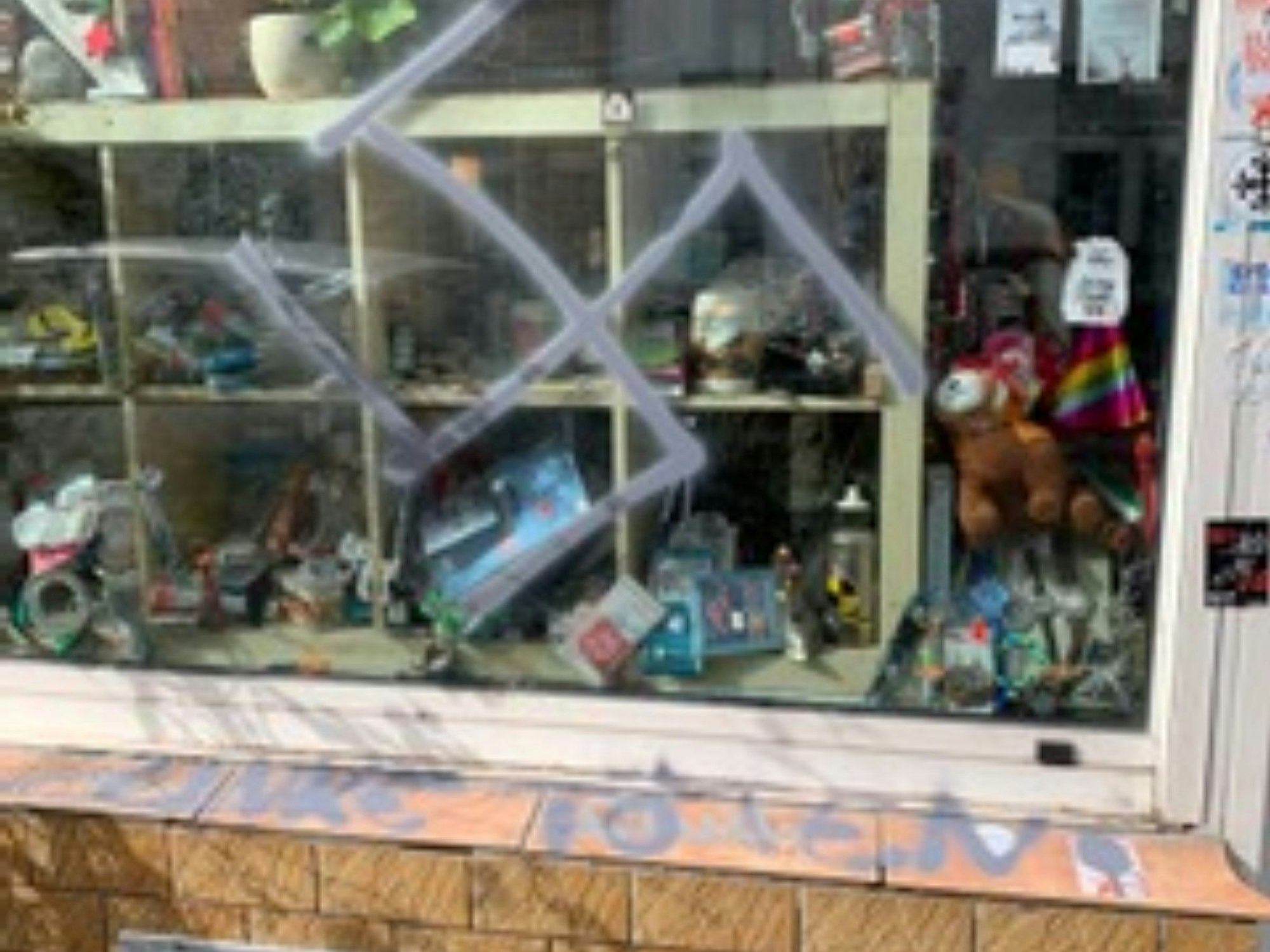 Auf eine Fensterscheibe wurde ein Hakenkreuz gesprüht, auf das Sims davor der Schriftzug "Linke töten".