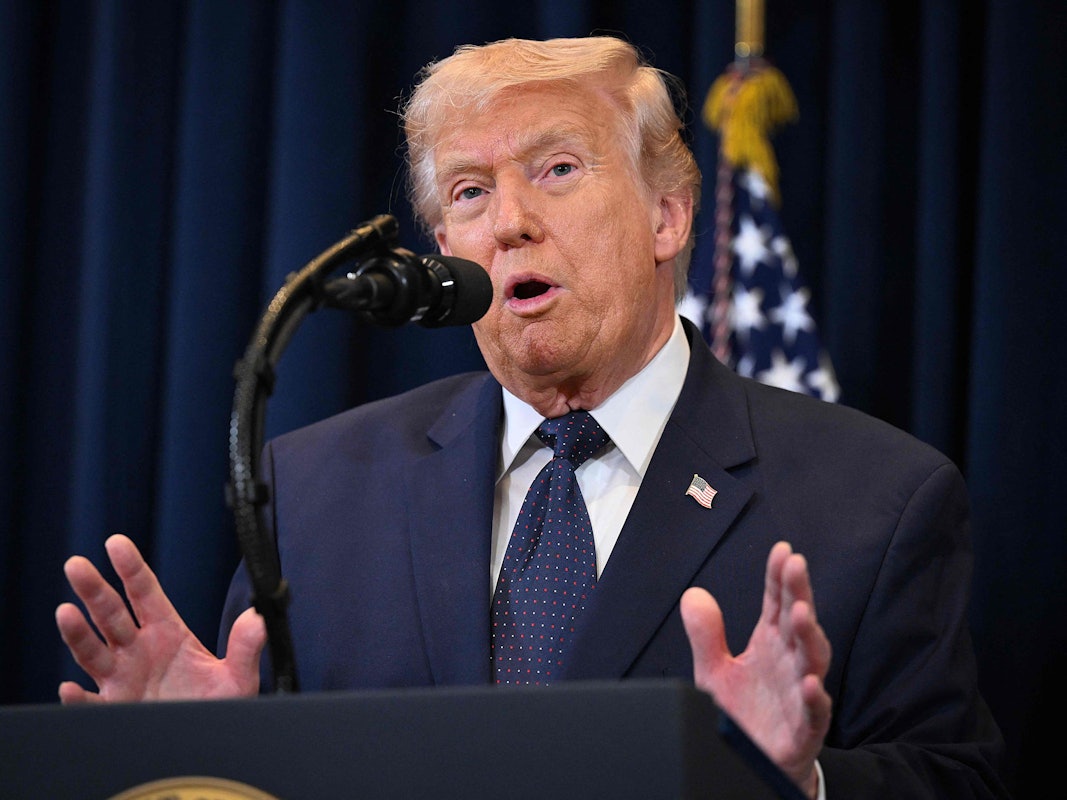 Donald Trump gestikuliert bei einer Rede.