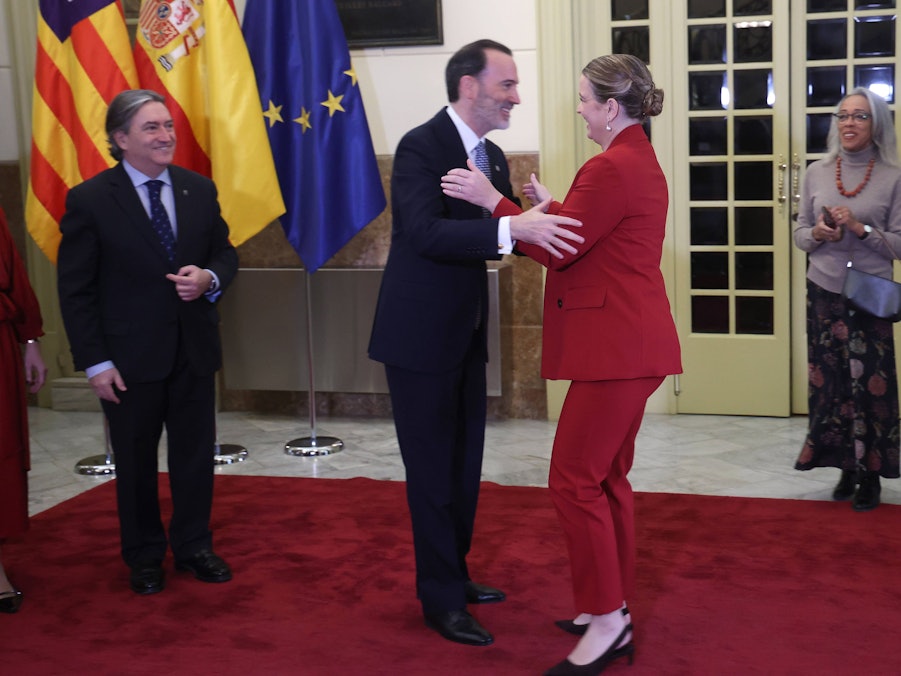 Marga Prohens & Gabriel Le Senne mit Personen und Flaggen