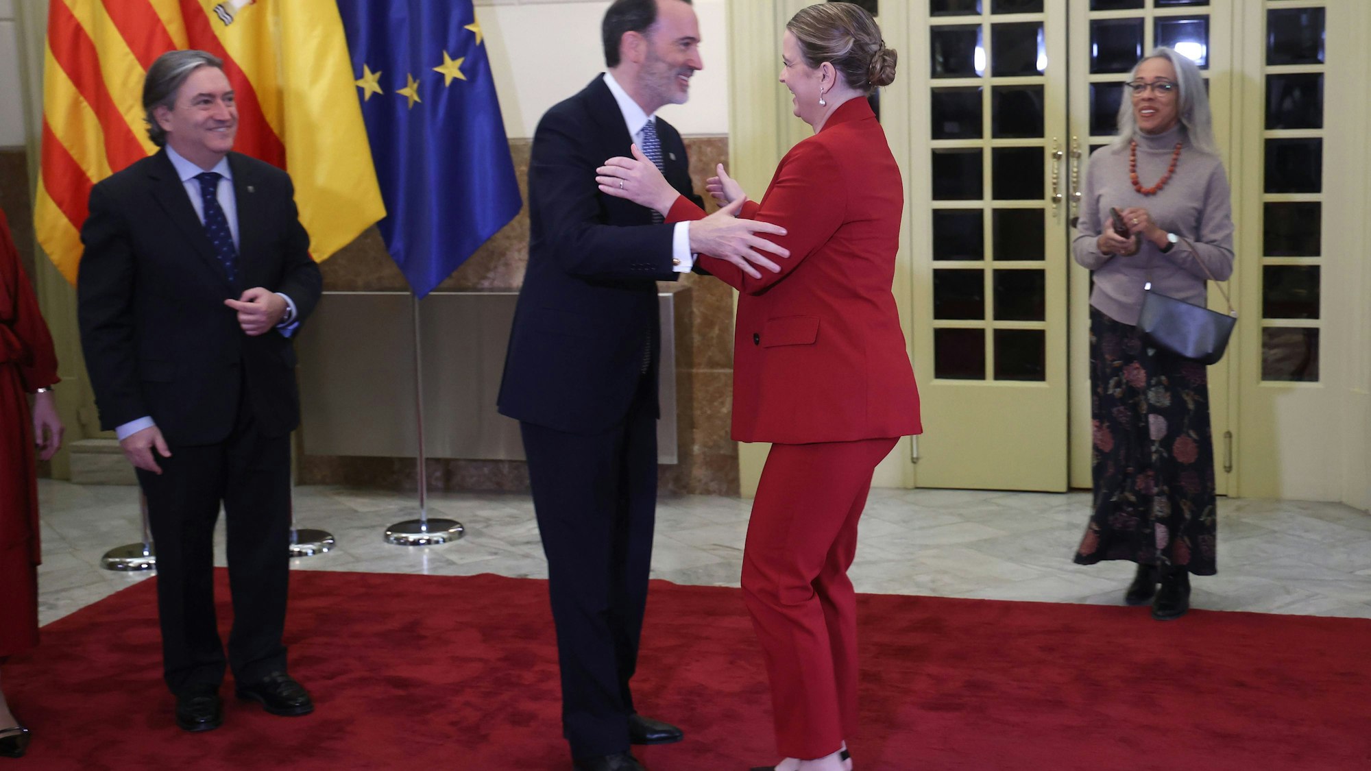 Marga Prohens & Gabriel Le Senne mit Personen und Flaggen