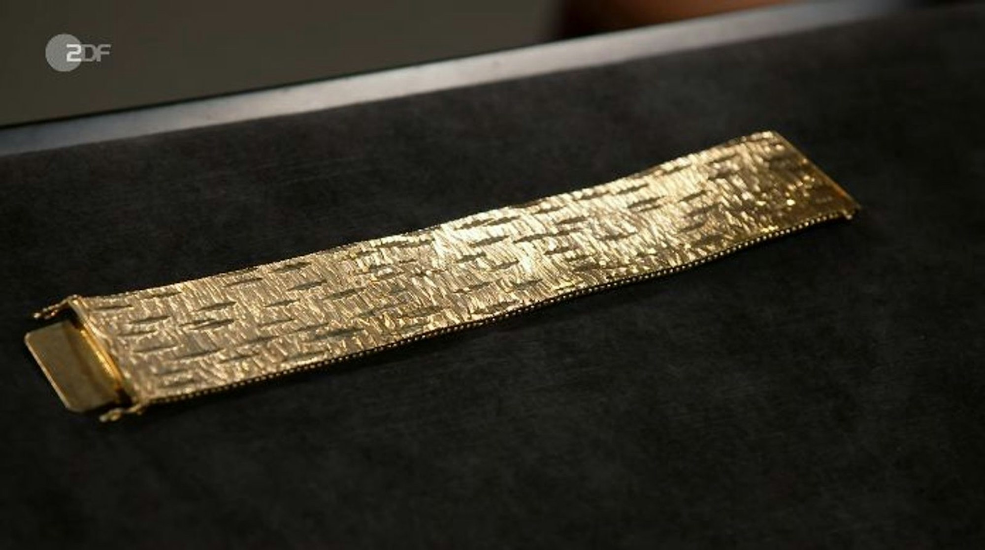 Für das Goldarmband legte Suppes weniger als den aktuellen Goldpreis auf den Tisch. (Bild: ZDF)